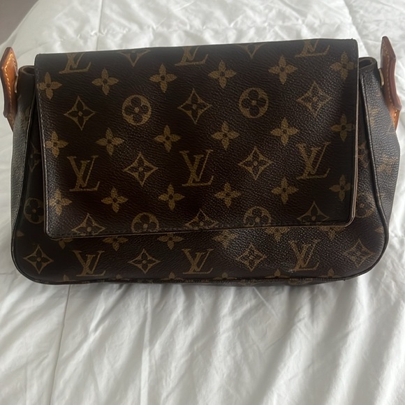 Louis Vuitton - Picture 5 of 5